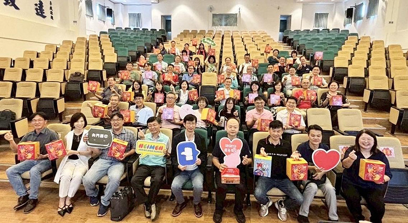 Read more about the article 公私協力送愛到偏鄉 高市教育局攜手企業贈學童海苔禮盒